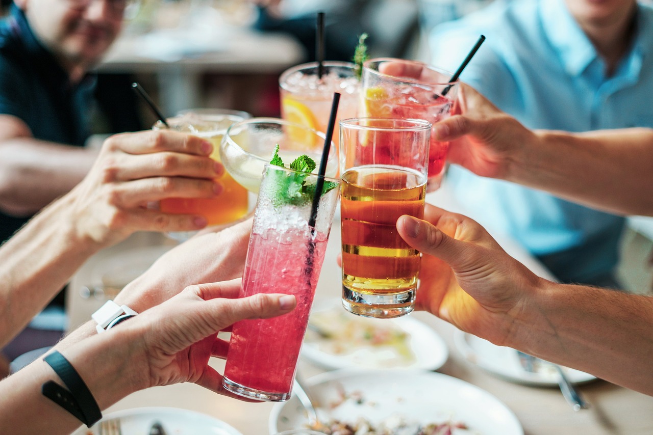 Cocktail bar: the banner photo of its sample QR menu